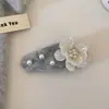 Presilha de Cabelo Flor de Pérola Doce em Feltro Gota d'Água para Mulheres, Presilha para Mechas Laterais para Meninas, Presilha BB Grampo Acessório de Cabelo