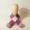 Cachecol de Tricô Cruzado Cor Sólida Estilo Europeu e Americano para Bebê, Novo Modelo com Pompons, Aquecedor de Pescoço Infantil para Outono e Inverno, Cobertura de Pescoço Versátil para Crianças