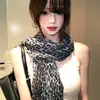 Elegante y de Moda Bufanda de Seda con Estampado de Leopardo Retro para Mujer, Estilo Vintage de Alta Gama, Chal Largo Delgado para Cuello, Chal para Abrigo, Bufanda de Cuello