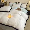 Juego de Cuatro Piezas de Terciopelo de Leche Mate de Grado Madre e Hijo con Tallado Juego de Tres Piezas de Sábana Bajera y Funda de Edredón de Terciopelo de Coral Espeso Faldón de Cama 4