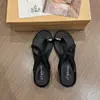Pantuflas de mujer de moda, sencillas y elegantes, estilo 2026, que exudan un diseño de moda minimalista, de alta gama y puro