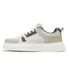 Zapatos de hombre primavera 2026 nuevos versátiles de moda zapatillas deportivas casuales para hombre zapatos blancos de moda con un toque de alta gama marca de moda