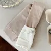 Leggings de rayas verticales cepilladas para niños estilo coreano con inserciones de encaje Pantalones cortos para niñas Pantalones exteriores para bebés y niños pequeños calcetines