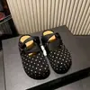 Sandalias de mujer de moda y populares, con una elegante suela suave, diseño de color liso y un estilo chic y discreto.. Estas sandalias slip-on 2026 son perfectas para mujeres menudas, ofreciendo un look único y elegante que te hace parecer más alta