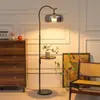 Luminária de chão minimalista italiana com prateleira de armazenamento de alta qualidade integrada ao lado do sofá da sala de estar, mesa de cabeceira para o quarto e iluminação ambiente.
