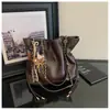 Bolsa de ombro estilo balde retrô de grande capacidade para mulheres, novo modelo 2026, bolsa de ombro com corrente requintada, bolsa tote Melard para o dia a dia