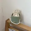 Bolsa de Hilo de Diseño Único 2026 para Mujer, Nueva de Moda con Cadena de Perlas Texturizada Elegante Bolso Cubo de Hombro Cruzado