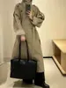 Gabardina color caqui para mujer, de longitud media, nueva colección otoño 2026, estilo de alta gama, con detalle de cinturón, apta para figuras petite, abrigo oversized