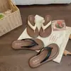 Chinelos de Verão Femininos para Uso Externo, com Solado Macio, Antiderrapantes, Bicolores, Estilo Chinelo de Dedo, Sandálias de Praia, Exportação
