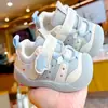 Sapatos para bebês, novos modelos de primavera e outono, sapatos para bebês iniciantes de 1 a 2 anos, sola macia, antiderrapante, de malha, respirável