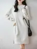Vestido de malha feminina puro lã gola redonda, novo para outono/inverno 26, vestido base de manga longa espesso de sete agulhas com fenda lateral