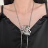 Collar de flores huecas de estilo frío y ligero de lujo para mujer, elegante y moderno, con diseño de nicho, cadena de clavícula ajustable y extraíble.