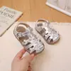 Sandálias Infantis 2026 com Laço, Novos Sapatinhos de Bebê, Sapatos Fechados para Crianças na Praia, Estilo Princesa, Sapatos Antiderrapantes para Crianças Pequenas