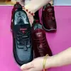 Sapatos de Algodão Grossos de Inverno para Mulheres de Meia-Idade e Idosas com Plus Veludo Sapatos de Mãe Sola Macia Antiderrapante Sapatos de Avó Impermeáveis Quentes Botas de Algodão para Idosos