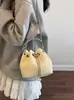 Bolsas Femininas Populares Transfronteiriças da Moda 2025 Nova Corrente de Nicho Bolsa Transversal Pequena Bolsa de Balde Pregueada