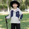 Jaqueta Infantil Outono 2026 Novo Estilo Streetwear Tendência Menino Capuz Corta-vento Roupas Infantis Estilo Primavera e Outono Tendência