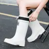 2026 Novo Modelo Botas de Chuva Femininas de Cano Médio, Sapatos de Água Antiderrapantes para Exterior, Botas de Borracha de Trabalho Fashion com Solado Grosso e Forro de Lã, Quentes