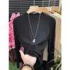Top base de manga larga estilo europeo, color blanco carbón, cuello alto medio, para mujer, nuevo para otoño e invierno, corte ajustado, adelgazante, moderno