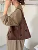 Bolso de hombro para mujer estilo coreano transfronterizo estilo universitario, bolso tote casual nuevo con diseño calado, bolso simple de gran capacidad para el día a día, para llevar debajo del brazo