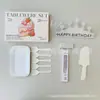 Set de vajilla desechable para pastel, incluye seis piezas, para fiestas de cumpleaños; fabricante de cuchillos, tenedores y platos para pastel; set de caja de regalo