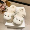 Sandálias fofas com fivela de urso de desenho animado, novo estilo de inverno 2026, chinelos de calçar para atividades ao ar livre para mulheres, quentes