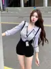 Coruja Noturna Desejo Doce e Puro Estilo Secretária do Trabalho Senhora Elegante Blusa Listrada Top Body Justo Shorts com Suspensório Conjunto de Duas Peças