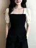 Camiseta de manga corta con bloques de color estilo elegante americano, dos piezas falsas para mujer, nuevo modelo de verano 2026, cuello cuadrado, adelgazante, top de alta gama