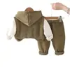 Conjunto de chaleco casual de invierno grueso y forrado de felpa para niños pequeños y niños pequeños, un atuendo cálido y elegante de tres piezas para bebés niños.