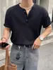 Camiseta de Waffle con Cuello Henry MYQ para Hombre, Top Versátil de Manga Corta de Verano Holgado, Atuendo Estilo Coreano para Ir al Trabajo y Look de Esposo