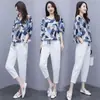Conjunto de Manga Curta Estampado Fashion Feminino Primavera e Verão 2025 Novo Decote V Solto Emagrecedor Casual Top Calça Cropped Redutor de Idade