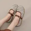 Soporta la personalización de zapatos tradicionales de tela de Pekín para mujer, calados, de corte bajo, transpirables, con una sola correa y superficie de malla, adecuados para madres, zapatos Mary Jane