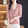 Nuevo Estilo Otoño/Invierno 2026 Cárdigan de Punto con Cuello en V Retorcido para Mujer, Abrigo Versátil Holgado con Estilo, Suéter de Botones Sencillos para Mujer