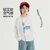 Moda Infantil Outono 2026 Camiseta de Manga Longa com Letra 2026 Tendência para Meninos Top Esportivo Confortável Soltinho para Uso Externo