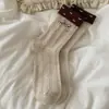 Meias cor de café femininas meias japonesas doces florais de cano médio tecido com letras patch de tecido renda meias longas versão coreana laço meias largas