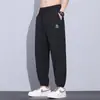 Calça masculina de seda gelada transfronteiriça, estilo fino de verão, novo modelo 2026, calça jogger esportiva de secagem rápida, calça casual masculina de nove pontos