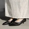 Sapatos de trabalho de salto baixo em pele de ovelha 2026 outono finos de salto médio para o trabalho bico quadrado nude totalmente em couro rasos de salto baixo para mulheres