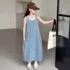 Vestido Jeans de Verão para Meninas 2026 Novo Estilo de Verão Versátil Vestido Longo para Crianças com Vários Bolsos Vestido Regata para Crianças Maiores