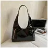 Bolso Tote de Cuero Aceitado y Encerado de Gran Capacidad Estilo Retro para Mujer 2026 Nuevo Estilo Bolso de Hombro y Axila con Remaches Bolso de Mano Versátil para el Trabajo