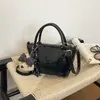 Design moderno, simples, grande capacidade, texturizado, estilo coreano, cor sólida, novo modelo 2026, bolsa transversal com pingente de bolinho para mulheres