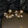 Agulha de Prata Incrustada com Diamantes, Brincos de Pérola Redondos em Formato de Leque, Brincos de Estilo Retrô Francês, Luxo Leve, Brincos de Nicho de Alta Qualidade para Mulheres
