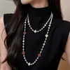 Elegante collar largo de perlas estilo coreano para mujer, versátil para otoño e invierno, exquisita cadena para suéter, colgante de letra simple y único, venta al por mayor