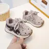 Sapatos infantis para caminhar, novos modelos de primavera e outono para meninas, tênis casuais esportivos de couro respirável com bolinhas, sola macia, antiderrapante