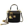 Bolsa pequena quadrada versátil e fashion, design simples, transversal, estilo Chanel, bolsa plissada transfronteiriça, novo modelo 2026