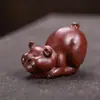 Venta al por mayor Yixing Creativo Hecho a Mano Arena Púrpura Mascota de Té Cerdo Puede Criar Dahongpao Cerdo de la Suerte Adornos Pequeños para Mesa de Té Artesanías para el Hogar
