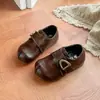 Sapatos Pequenos de Couro para Meninas 2026 Novo Outono Infantil Leve Confortável Solado Macio Sapatos Individuais Meninas Solado Macio Antiderrapante Sapatos de Princesa