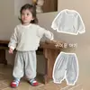 Traje Casual Personalizado para Primavera y Otoño, Nuevo Estilo para Niños, Lindo Set de Dos Piezas con Camisa Base Rayada de Dibujos Animados + Pantalones Largos