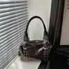 Bolso tote grande de alta calidad estilo coreano, con remaches, para mujer, para el trabajo y los desplazamientos, bolso de hombro elegante y atrevido para entusiastas de las motocicletas