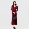 Elegante vestido estilo francês para ocasiões importantes, com cintura marcada e um toque sofisticado, combinado com um vestido de tricô cor de café para o outono