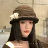 Otoño/Invierno Nuevo Estilo Ins Atmosférico Camelia 3D Sombrero Pequeño Regalo para Dama Sombrero Cubo Francés Hepburn con Ala Enrollada para Mujer