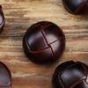 Abrigo de Cachemira para Mujer de Cuero Genuino de Alta Calidad Color Caramelo Rojo Café Hebilla de Botón Pies Metálicos Puntada a Mano